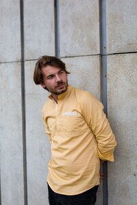 Hemd mit Stehkragen aus 100% Bio-Baumwolle - MUSTARD - Touch Me Not Clothing