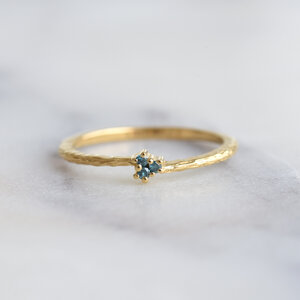 Zarter silberner Ring mit blauen Diamanten Itsaso - Eppi