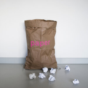 brauner Papiersack für Altpapier mit Aufdruck PAPER - kolor