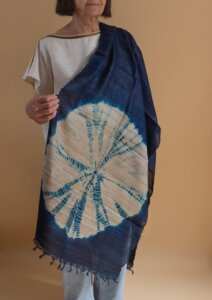 Handgewebter Seidenschal aus Bio Seide - blaue Batik - Raani