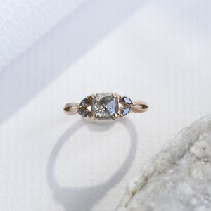 Goldener Ring mit einem Salt and Pepper Diamanten und Diamanten in Marquise-Form Sila - Eppi