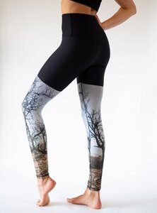 Yoga Leggings SCHWARZ mit bedruckten Beinen aus ECONYL® regeneriertem Nylon - Arctic Flamingo