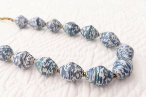 Schicke, elegante, zeitlose Perlenkette mit recycelten Papierperlen "Hellen" - PEARLS OF AFRICA