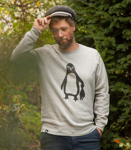 Pinguin Paul mit Fisch - Fair Wear Unisex Sweater - Heather Grey - päfjes