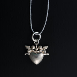 Unikat: Anhänger Herz mit zwei Engelchen 925 Silber mit Fadenkettchen hellgrau - längenverstellbar  - MishMish by WearPositive