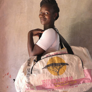 Weekender | Upcycling Sporttasche recycelt aus Zementsäcken - fairtrade - Nyuzi Blackwhite