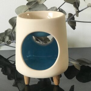 Duftlampe aus Keramik mit Holzfüßen - Anoq