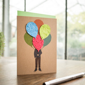 Mann mit Luftballons | Kraftkartonkarte mit Wildblumen-Saatpapier - Die Stadtgärtner