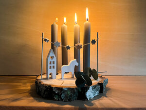 Holzscheiben Kerzenbrett mit Dala-Pferd und kleinem Haus - b.y.r.d.