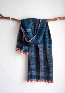 Blauer Schal aus Bio-Baumwolle mit Bommeln - Meer - Raani