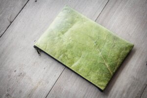 Laptop - Hülle 15" - 16" Zoll aus recycelten Blättern in grün - BY COPALA