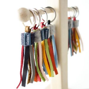 farbenfroher Schlüsselanhänger aus Leder 'alma' - matilda k. manufaktur