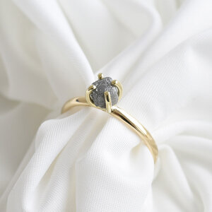 Goldener Ring mit Rohdiamant in dunkelgrau Leah - Eppi