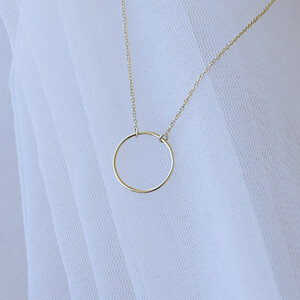 Goldene Halskette in minimalistischer Form Karma - Eppi