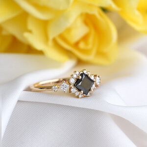 Perfekter Ring mit schwarzem Diamanten und Moissaniten Medrie - Eppi