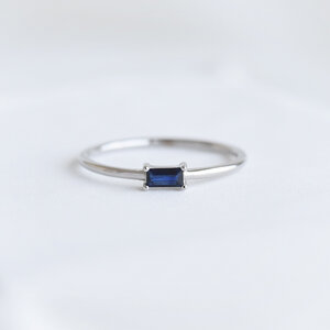 Ring mit Saphir im minimalistischen Design Koos - Eppi