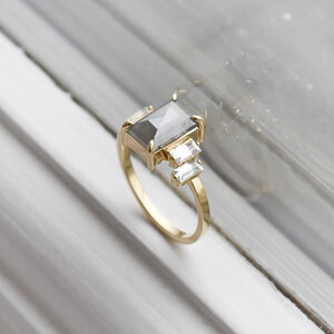 Goldener Ring mit Baguette Diamant und Saphiren Elva - Eppi