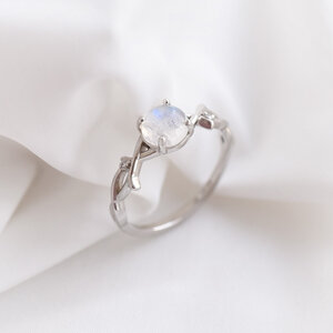 Romantischer Ring mit Mondstein und Diamanten Makena - Eppi