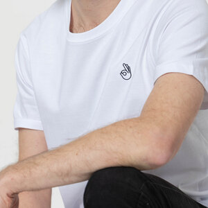 Unisex T-Shirt aus Biobaumwolle - Modell OK mit gestickter Veredelung - Fyngers