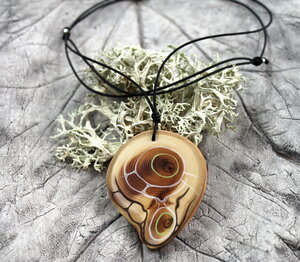 Naturlieb Element Erde Halsband - Amulett aus Eibenholz - Naturlieb