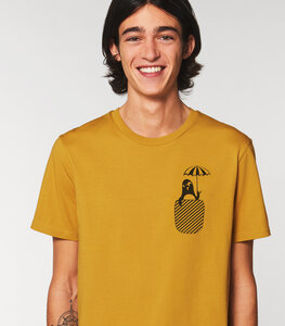 Pinguin Paul in Brusttasche mit Schirm - Fair Wear Männer Bio T-Shirt - Gelb - päfjes