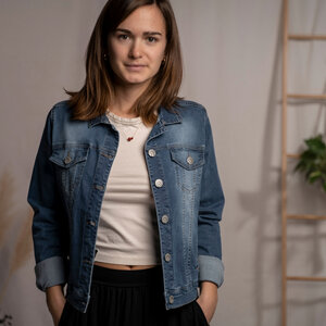 Vabienne - Jeansjacke aus Biobaumwoll-Mix, Mittelblau - Vresh Clothing