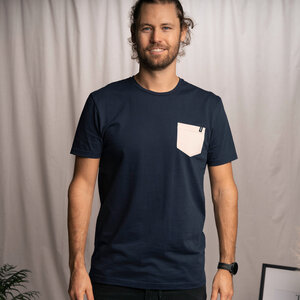 Vilip - Pocket T-Shirt aus Biobaumwolle, Navy-Beige - Vresh Clothing