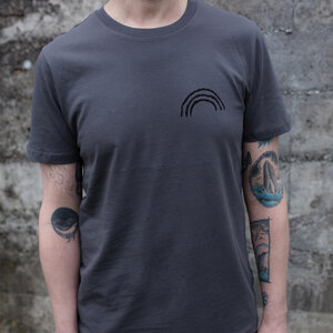 Black Rainbow T-Shirt aus Bio-Baumwolle Dunkelgrau - ilovemixtapes