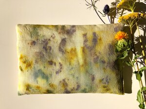 Kirschkernkissen aus Tussar Peace Silk mit echtem Blüten-Aufdruck - MAVOLU