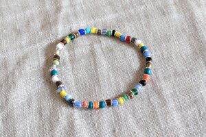 Buntes Perlenarmband aus feinen Glasperlen - auch für Kinder - PEARLS OF AFRICA