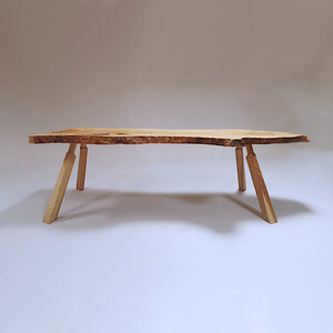 Tisch Baumkantentisch Massivholztisch aus Eschenholz mit speziell gefrästen Füßen - Schreinerie