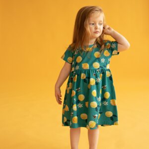 Kleid für Kinder aus Bio-Baumwolle mit dem Bienen Print - Curious Stories