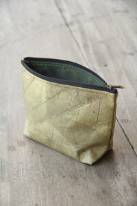 Handgenähte Kosmetik-Tasche aus recycelten und laminierten Blättern - BY COPALA