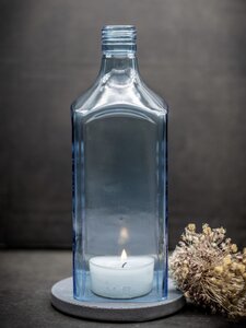 flaschenWINDLICHT® aus der 1l Gin Flasche mit Beton Untersetzer - MaBe