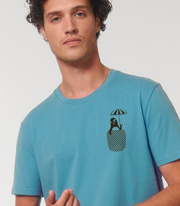 Pinguin Paul in Brusttasche mit Schirm - Fair Wear Männer Bio T-Shirt - päfjes