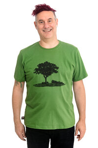 Fair-Trade-Männershirt "Baum am Oderbruch" - Made in Kenia - grasgrün - Hirschkind