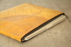 Laptop-Hülle 15" - 16" Zoll aus recycelten Blättern in gelb - BY COPALA