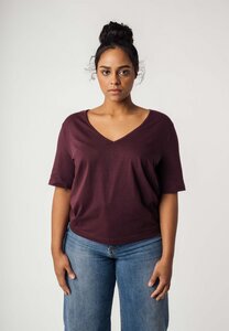 V-Neck T-Shirt LALI | von MELA | Fairtrade & GOTS zertifiziert - MELA