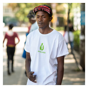 Herren Print T-Shirt aus Bio-Baumwolle AVOCADO Weiß. Handmade in Kenya - Kipepeo-Clothing
