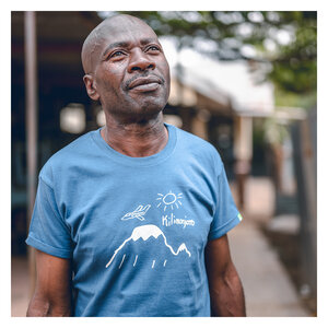 Herren T-Shirt aus Bio-Baumwolle „Kilimanjaro" blau. Handmade in Kenya - Kipepeo-Clothing