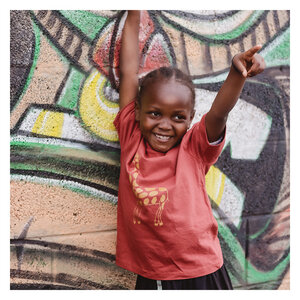 Kinder T-Shirt aus Bio-Baumwolle GIRAFFE Marsala Rot. Made in Kenya - Kipepeo-Clothing