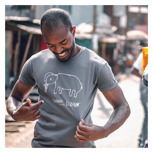 Herren T-Shirt aus Bio-Baumwolle mit Brustprint „Elephant" dunkelgrau - Kipepeo-Clothing