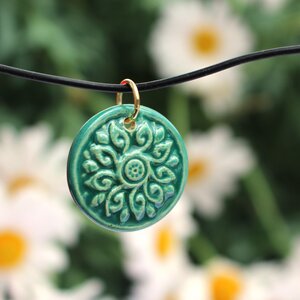 Schmuck aus Keramik, Anhänger Blume und Fächer am Kautschukcollier - Schönes aus Indochina