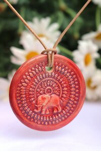 Schmuck aus Keramik, Medaillon Elefant, Lotus und Lebensbaum - Schönes aus Indochina