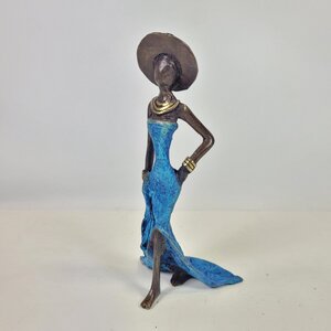 Bronze-Skulptur "Femme élégante avec chapeau" by Soré - Moogoo Creative Africa