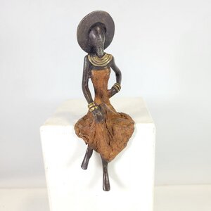 Bronze-Skulptur "Femme assise avec chapeau" by Soré - Moogoo Creative Africa