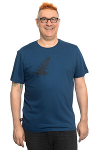 Fair-Trade-Männershirt "Farn" - Made in Kenia - dunkelblau - Hirschkind