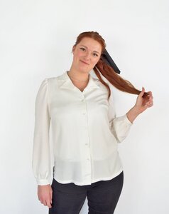 Umweltfreundliche Zyrase-Bluse aus weißem Ecovero mit Bischofsärmeln - Aatise