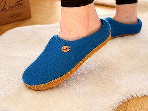 Barfuß-Hausschuhe "Footprint" handgemacht mit Naturgummisohle für Damen und Herren - WoolFit