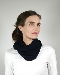 dunkelblauer, fein gestrickter Loopschal aus Biomerinowolle - Susan's Fashion